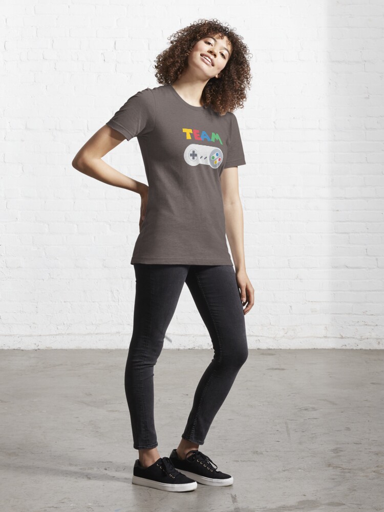 Aperçu 4 sur 7. T-shirt essentiel avec l'œuvre Team SNES créée et vendue par M1D33L.