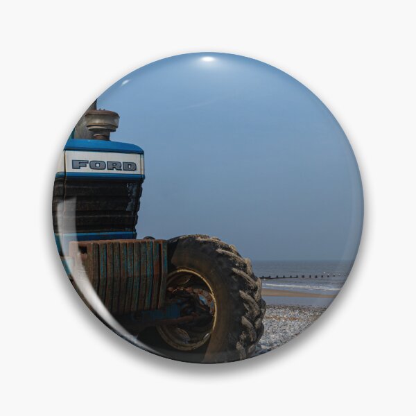 Artikelvorschau, Traktor an einem Strand entworfen und verkauft von RobWalkley.