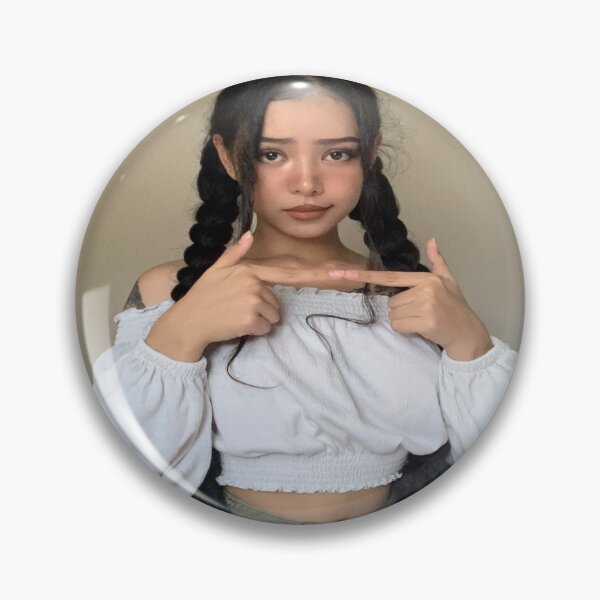 Aperçu de l'œuvre Bella Poarch dans Tiktok créée et vendue par Deylinashop.