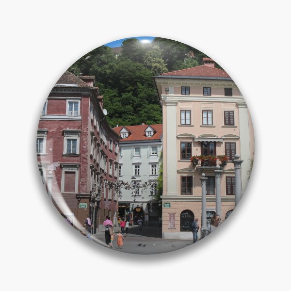 Artikelvorschau, Cobblers Bridge in central Ljubljana in summer, Slovenia entworfen und verkauft von SnapTPhotograph.