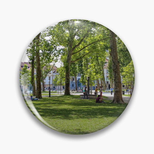 Artikelvorschau, The park at Congress Square in the center of Ljubljana on a summer day, Slovenia entworfen und verkauft von SnapTPhotograph.