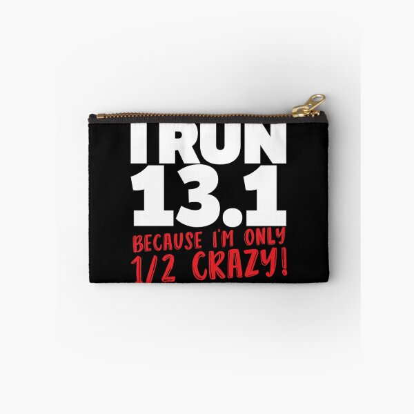 Artikelvorschau, Ich laufe 13.1, weil ich nur halb verrücktes Essential T-Shirt bin entworfen und verkauft von ethenfran6.