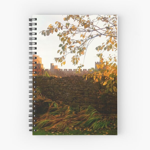 Artikelvorschau, Pembroke Castle bei Sonnenuntergang entworfen und verkauft von JBrastedArt.