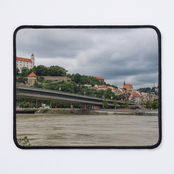 Artikelvorschau, Bratislava Castle over looking the River Danube and the Most SNP Bridge entworfen und verkauft von SnapTPhotograph.