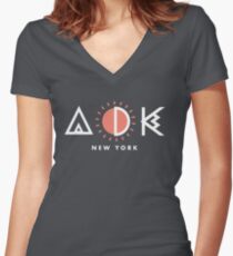Camiseta entallada de cuello en V Adirondacks New York Diseño geométrico