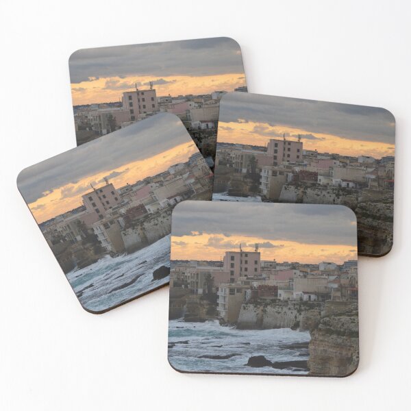 Aperçu de l'œuvre Petite ville surplombant la mer au coucher du soleil créée et vendue par Gabriele Marcucci.