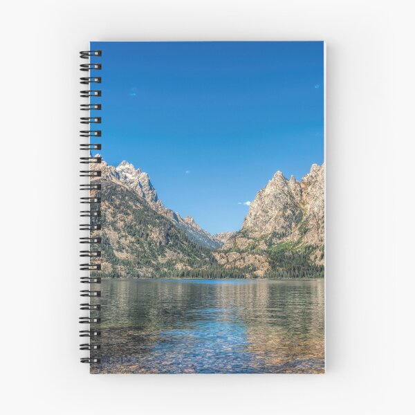 Artikelvorschau, Grand Teton und Mt St. John im Sommer entworfen und verkauft von John Bailey.