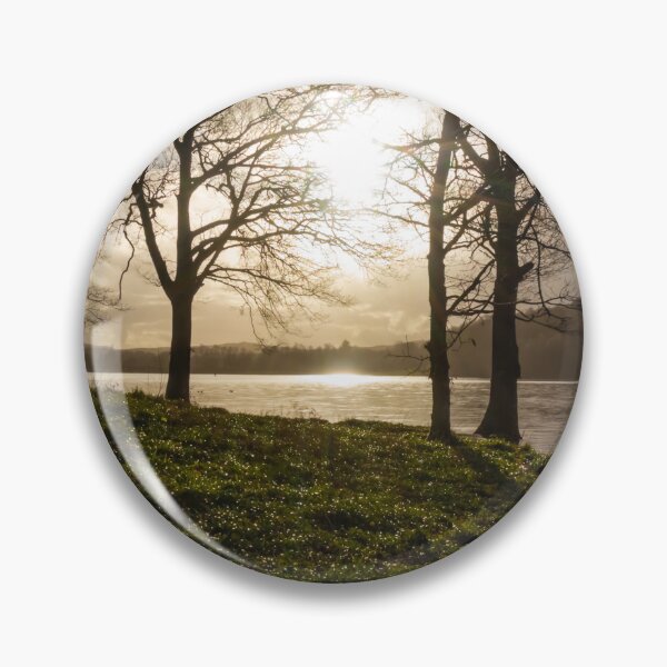 Artikelvorschau, Winter sun breaking through the trees on Loch Ken, a Scottish Loch in Dumfries and Galloway, Scotland entworfen und verkauft von SnapTPhotograph.