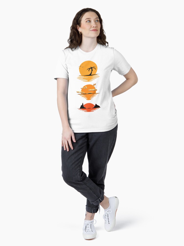 Aperçu 4 sur 7. T-shirt essentiel avec l'œuvre De nombreuses terres sous un même soleil créée et vendue par CAT-LUVERS.
