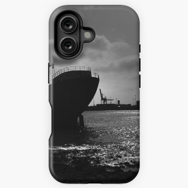 Vista previa del artículo con la obra «Naufragio fuera de Arrecife Lanzarote en blanco y negro», diseñado y vendido por Ann Biddlecombe.