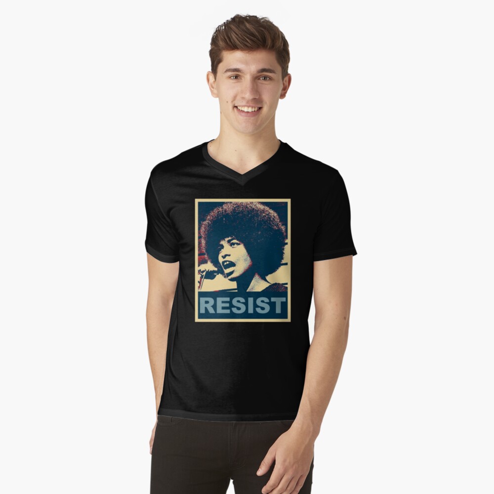 Vista previa del artículo con la obra «Camiseta de cuello en V», diseñado y vendido por Thelittlelord.