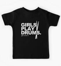 Mädchen spielen Schlagzeug. Komm darüber hinweg! Kinder T-Shirt
