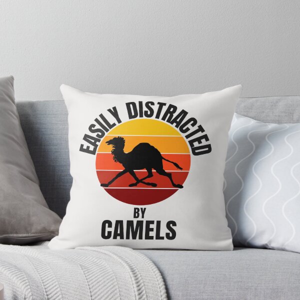 Artikelvorschau, Leicht abgelenkt durch Kamele - bunter niedlicher lustiger retro Geschenk-Geschenk-T - Shirt. entworfen und verkauft von DesignedBySnip.
