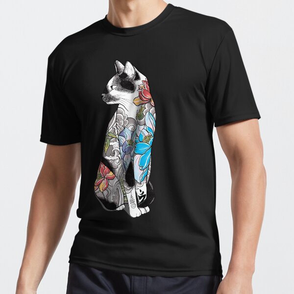 Kopf zur Seite gedreht. Oberkörper und Beine der Katze sind mit buntem Violett bedeckt Funktionsshirt