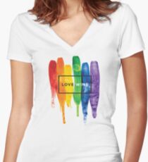 Camiseta entallada de cuello en V Acuarela LGBT Love gana tipografía Rainbow Paint tipográfico