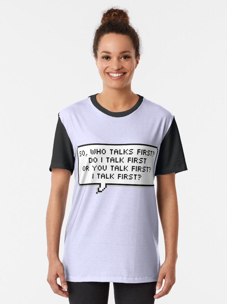 Imagen 2 de 5, Camiseta gráfica con la obra ¿Quién habla primero?, diseñada y vendida por langleysmith.