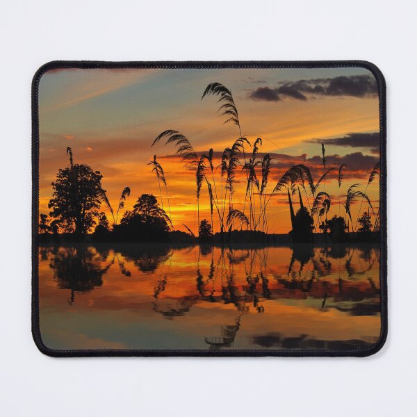 Aperçu de l'œuvre Réflexion romantique sur le lac - Coucher de soleil orange créée et vendue par MSistersDesigns.
