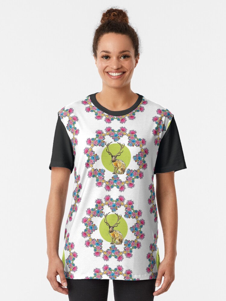 Thumbnail 2 von 5, Grafik T-Shirt, Blumenmandala Hase mit Hirschgeweih designt und verkauft von Raduna.