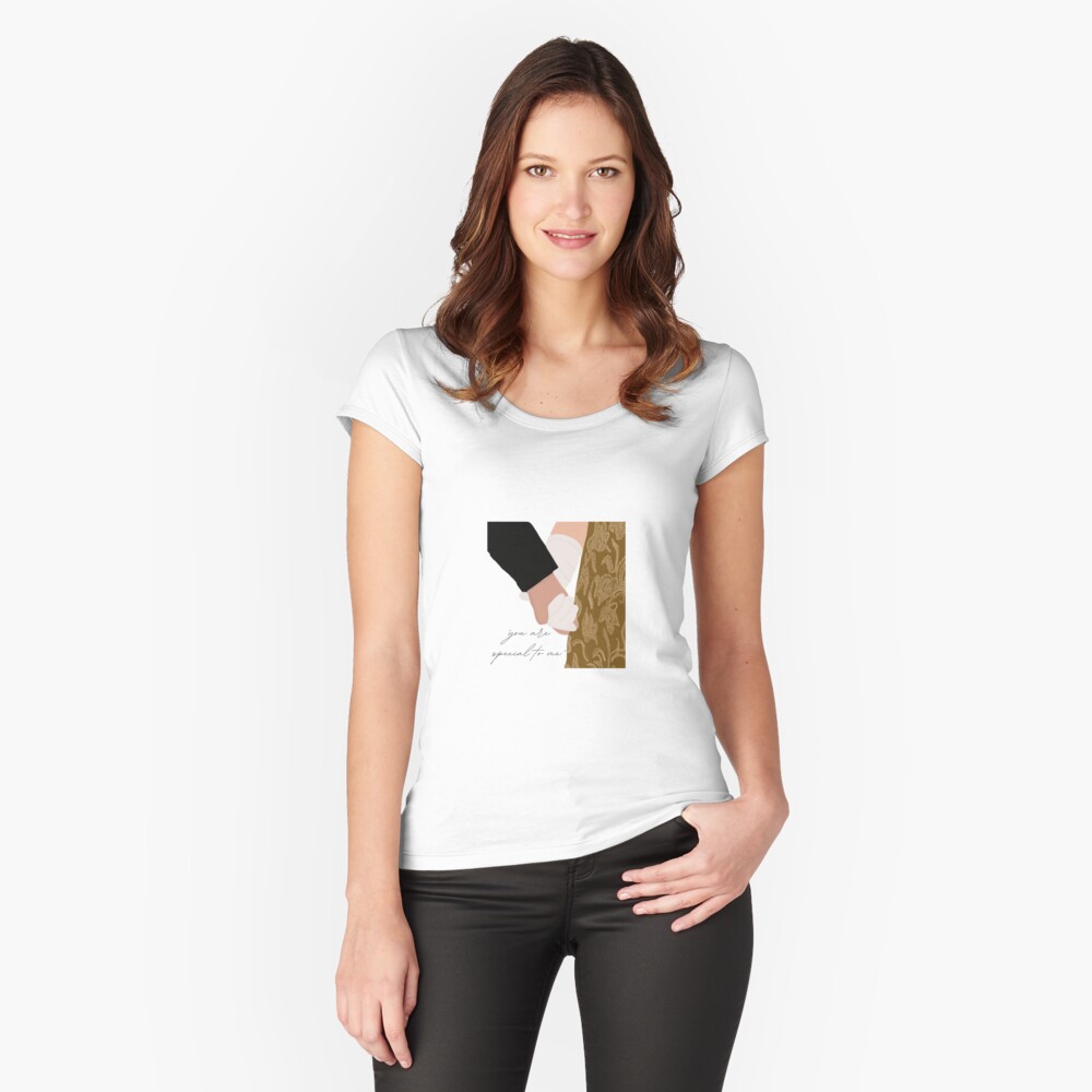 Aperçu de l'œuvre T-shirt échancré créée et vendue par mauracatey.