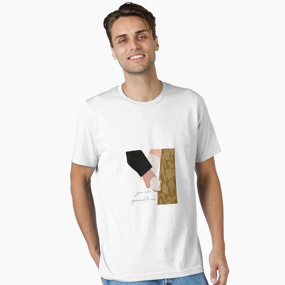 Aperçu de l'œuvre T-shirt essentiel créée et vendue par mauracatey.