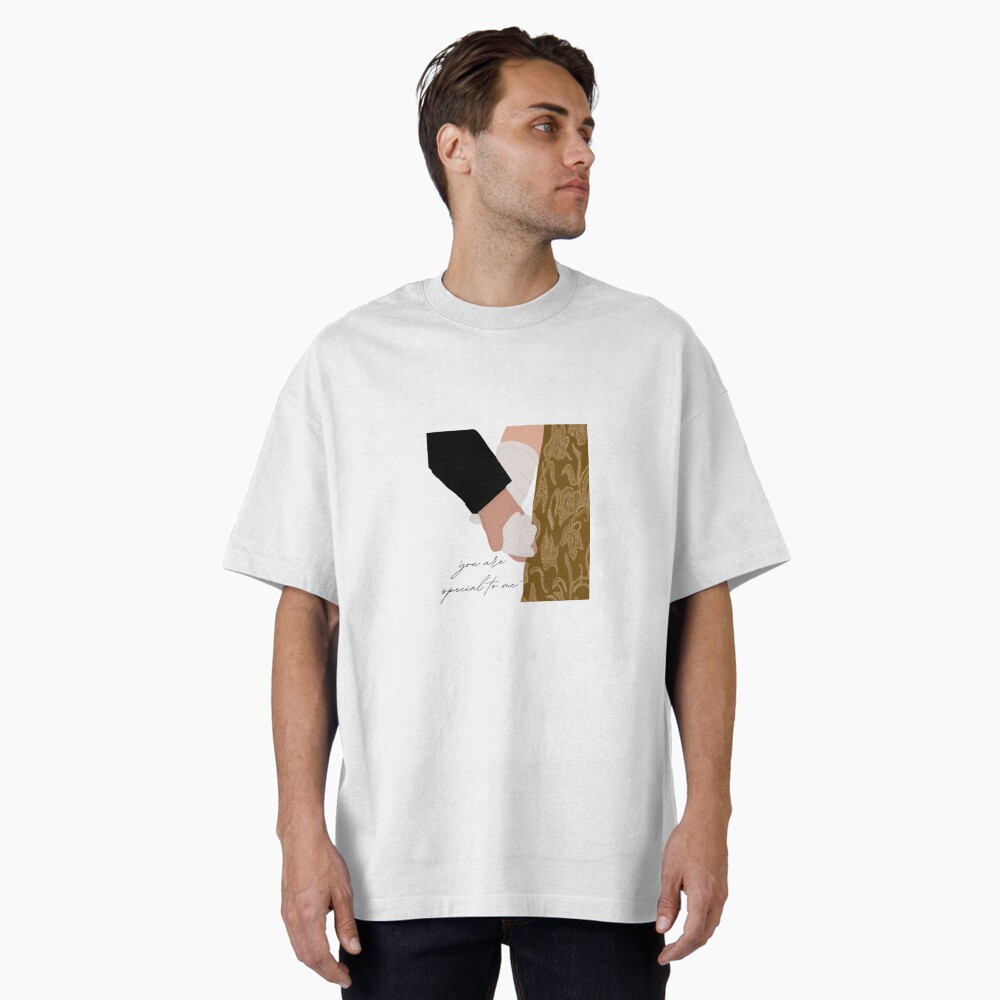 Aperçu de l'œuvre T-shirt oversize créée et vendue par mauracatey.