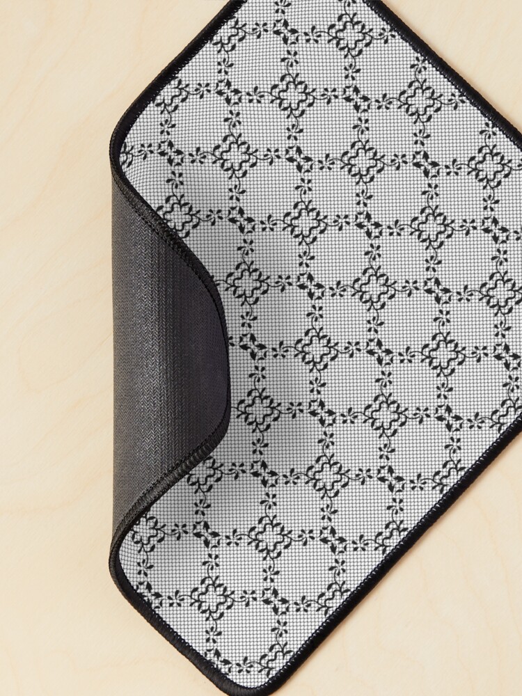 Aperçu 2 sur 5. Tapis de souris avec l'œuvre Dentelle noire V13 créée et vendue par PressedOak.