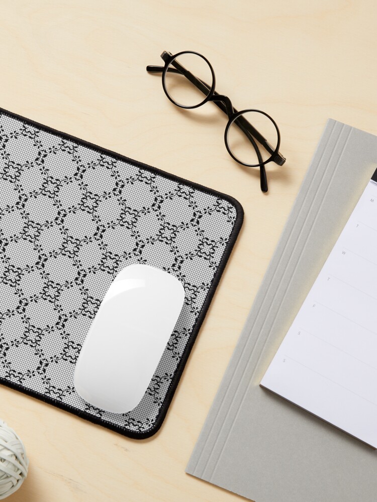 Aperçu 3 sur 5. Tapis de souris avec l'œuvre Dentelle noire V13 créée et vendue par PressedOak.
