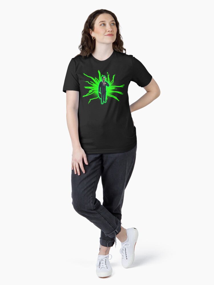 Aperçu 4 sur 7. T-shirt essentiel avec l'œuvre Gman dans le portail créée et vendue par M1lkslyvan.