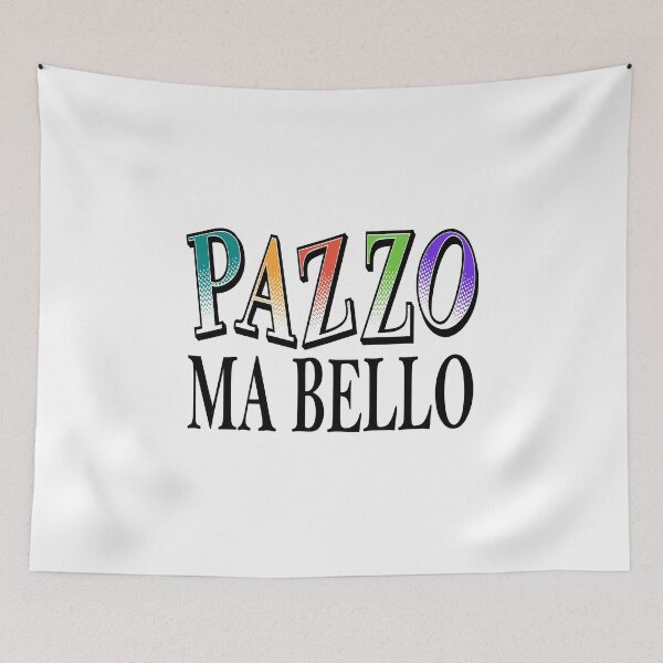 Artikelvorschau, Lustige italienische Kulturphrase Pazzo Ma Bello Frase Divertente Italiana entworfen und verkauft von Bad Kitty Designz.