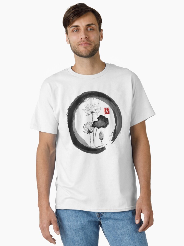 Aperçu 1 sur 7. T-shirt classique avec l'œuvre Lotus Flower - Peinture à l'encre traditionnelle japonaise sur papier de riz Vintage créée et vendue par japanese-art.