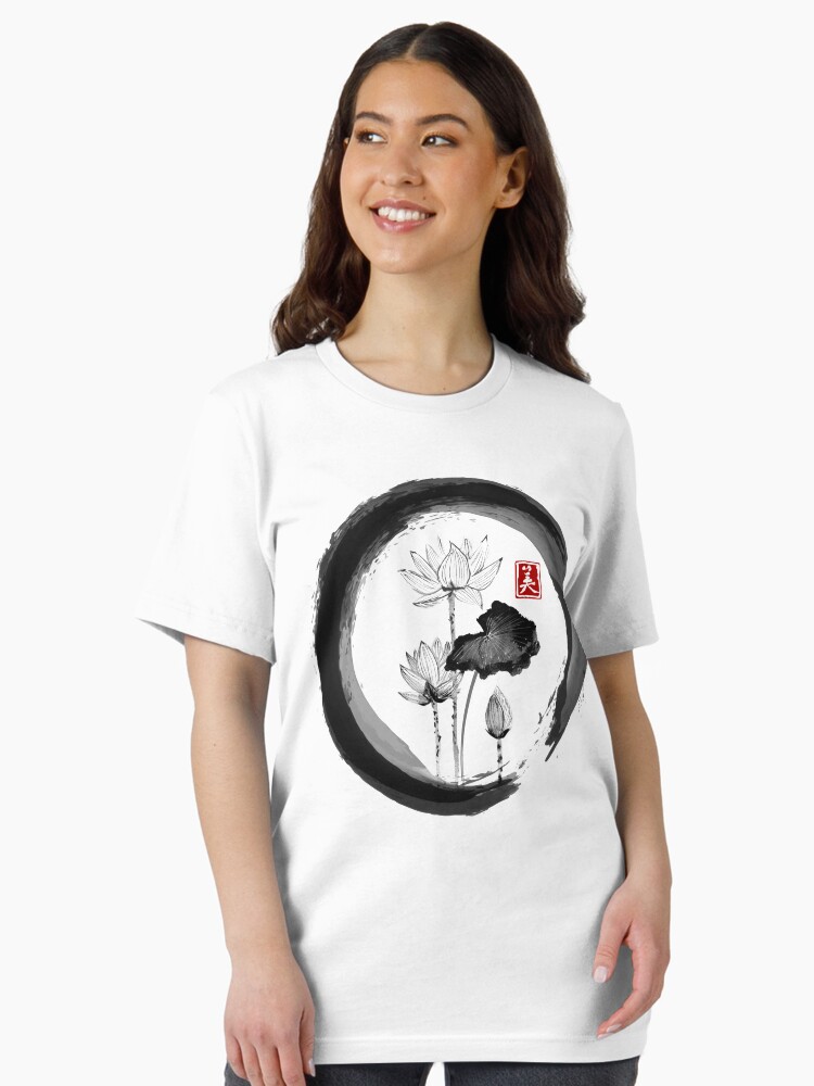 Aperçu 2 sur 7. T-shirt essentiel avec l'œuvre Lotus Flower - Peinture à l'encre traditionnelle japonaise sur papier de riz Vintage créée et vendue par japanese-art.