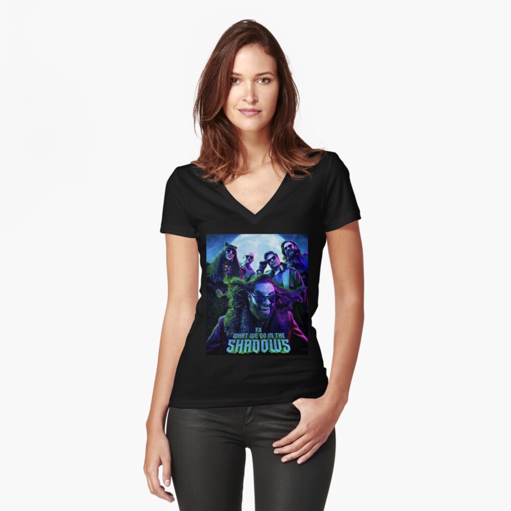 Aperçu de l'œuvre T-shirt moulant col V créée et vendue par IvyIllusion.