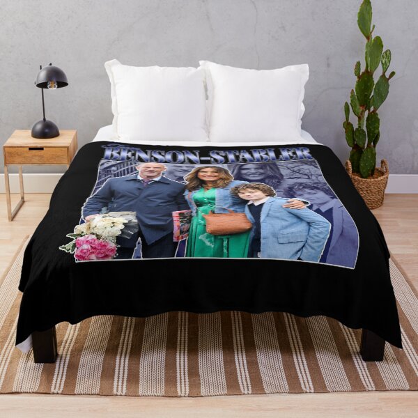 Artikelvorschau, Team Benson-Stabler Olivia Benson Elliot Stabler 90er Jahre inspirierte Vintage Hommage entworfen und verkauft von LukeReyesST.