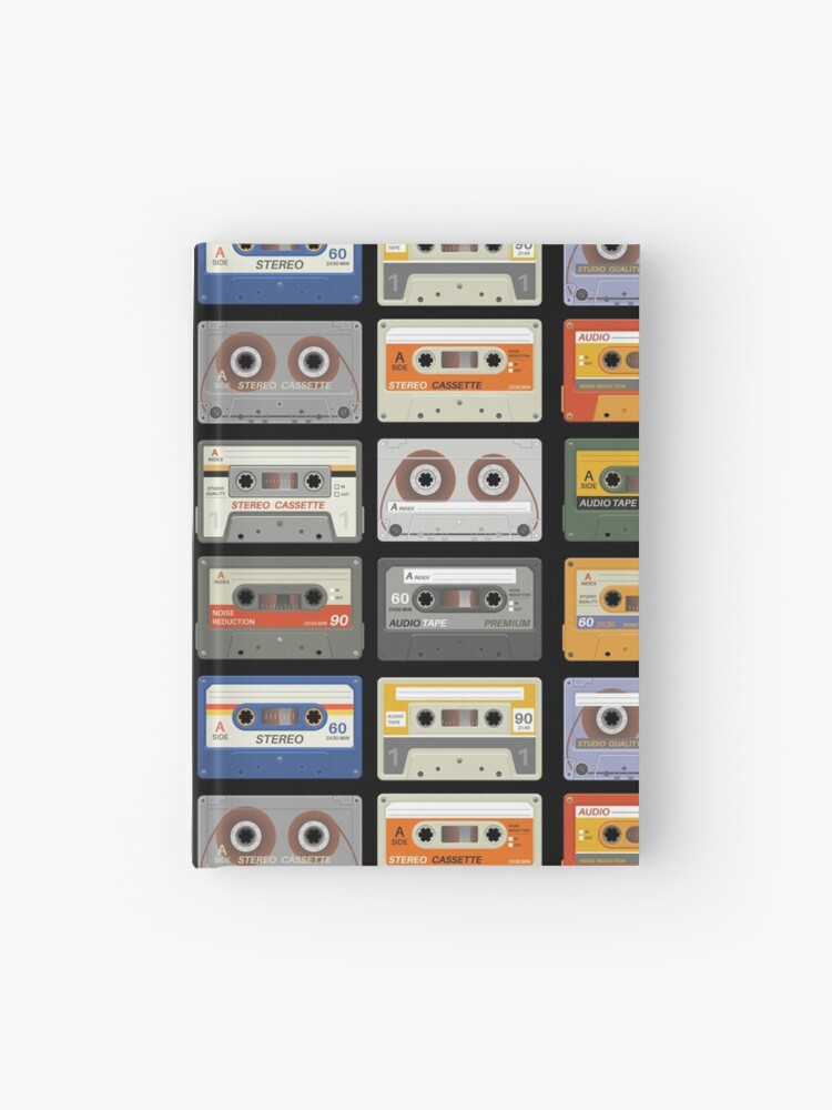 Reproductor de cassette gris vintage con auriculares sobre fondo negro