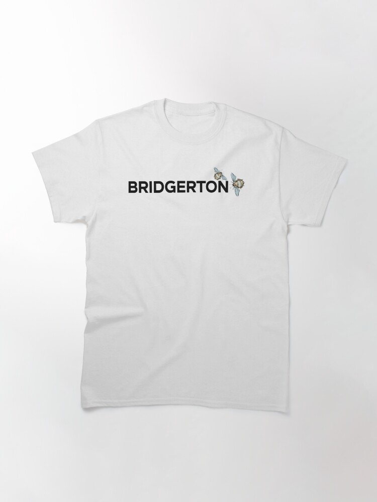 Aperçu 3 sur 7. T-shirt classique avec l'œuvre Bridgerton série télévisée Hot Bee Art créée et vendue par VWKLAS.