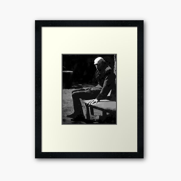 Vista previa del artículo con la obra «Max Schreck se toma un descanso durante el rodaje de Nosferatu (1922)», diseñado y vendido por Signs for Dark Times.