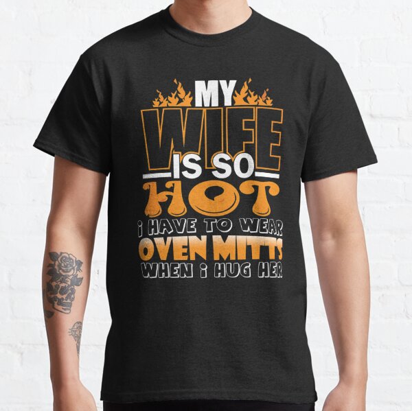 My girlfriend is so hot i have to wear oven mitts' Men's T-Shirt