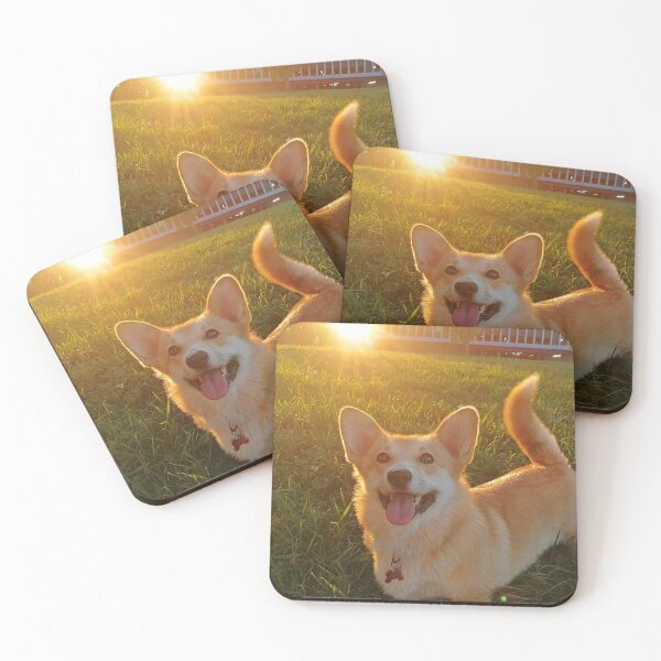 Artikelvorschau, Lächelnder Corgi im Sonnenuntergang entworfen und verkauft von AmaiiDesigns.