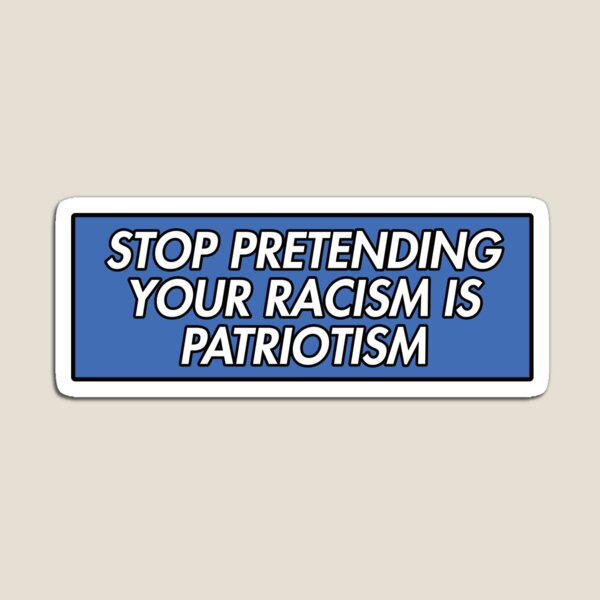 Vista previa del artículo con la obra «DEJA DE PRETENDER QUE TU RACISMO ES PATRIOTISMO AZUL», diseñado y vendido por divinefemme.