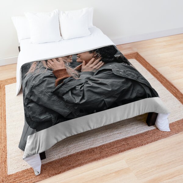Killing Eve Kiss Scene Villaneve Comforter