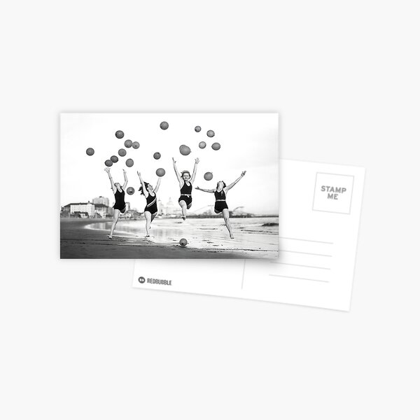 Vista previa del artículo con la obra «Mujeres bailando en la playa, blanco y negro, arte de pared vintage», diseñado y vendido por modernretro.
