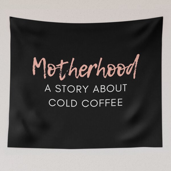 Artikelvorschau, Mutterschaft. Eine Geschichte über kalten Kaffee. Lustiger Mama-Kaffeeliebhaber-Sprichwort. entworfen und verkauft von That Cheeky Tee.