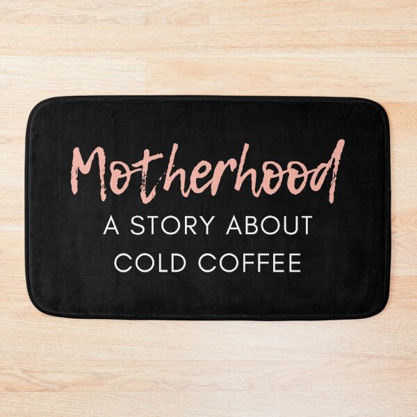 Artikelvorschau, Mutterschaft. Eine Geschichte über kalten Kaffee. Lustiger Mama-Kaffeeliebhaber-Sprichwort. entworfen und verkauft von That Cheeky Tee.