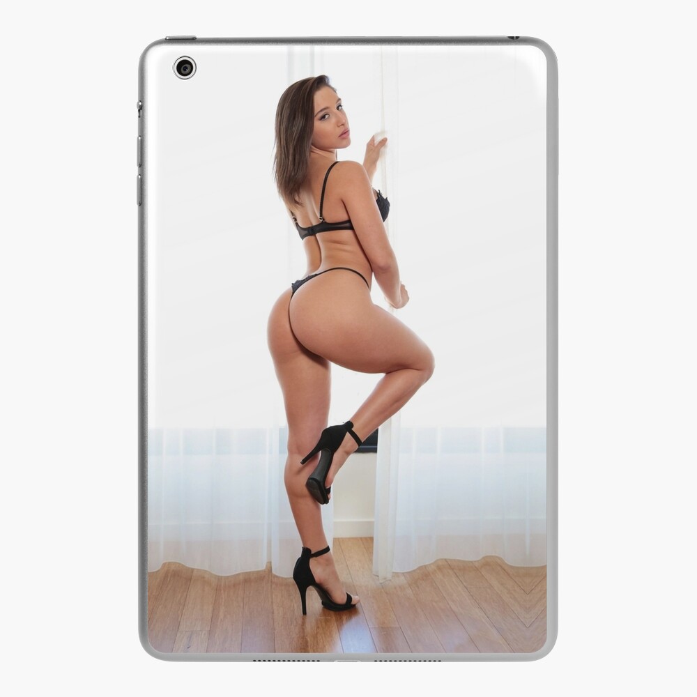 Coque et skin adhésive iPad for Sale avec lœuvre « Abella Danger posant à la fenêtre » de lartiste Erotaza Redbubble image