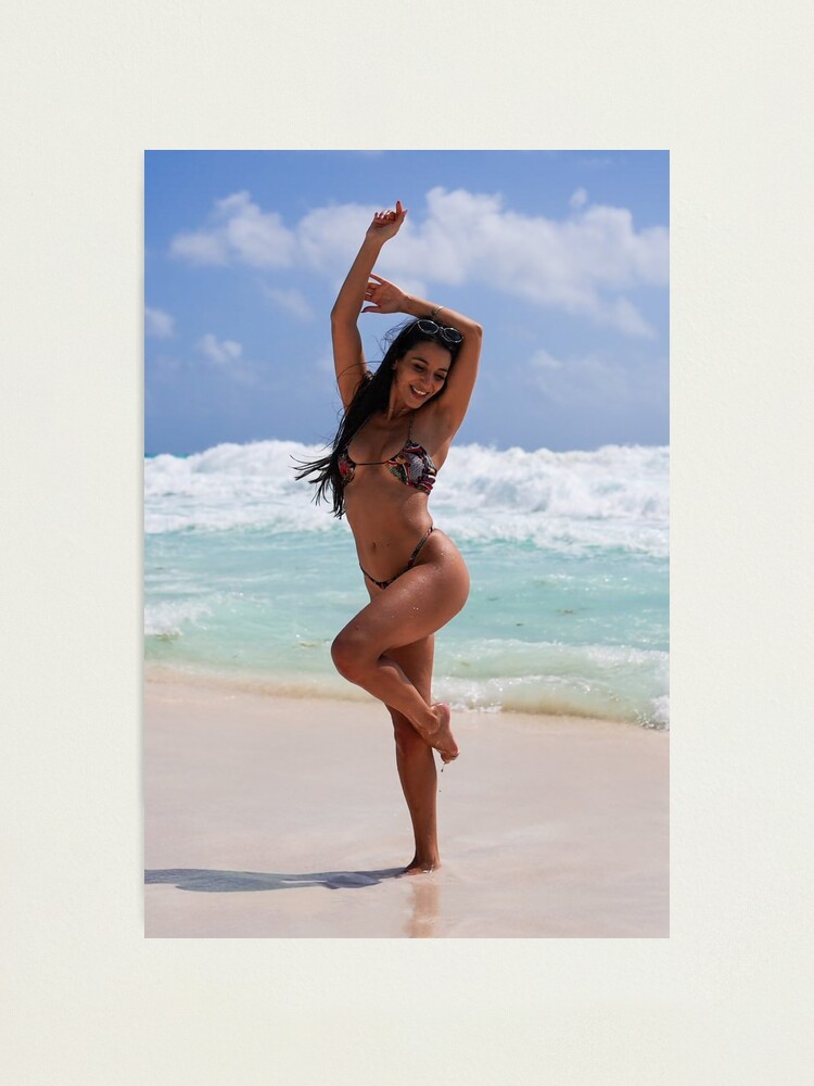 Lámina fotográfica «Danika Mori en la playa» de Erotaza Redbubble