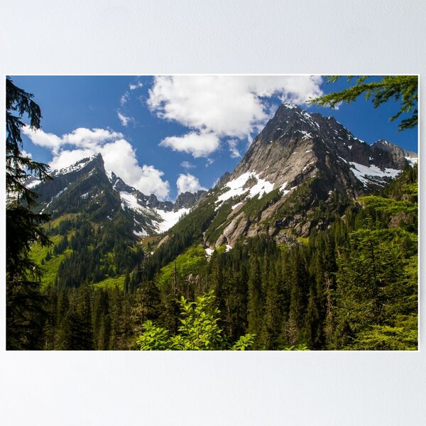 Aperçu de l'œuvre Towering Mountain Peaks in the Pacific Northwest créée et vendue par journeysincolor.