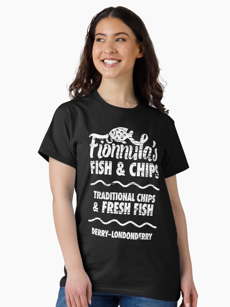 Imagen 2 de 7, Camiseta clásica con la obra Los mejores lugares para comer Fish and Chips en Irlanda del Norte, diseñada y vendida por TheOddiity.