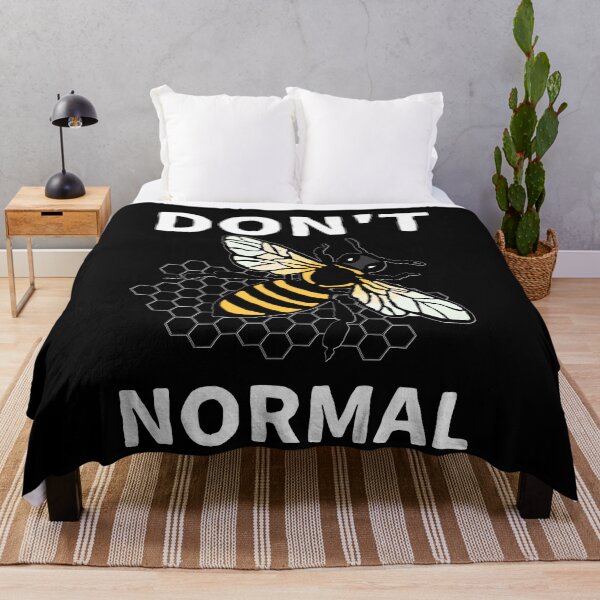 Aperçu de l'œuvre Ne soyez pas normal / Funny Bee Pun créée et vendue par Designs By YL.