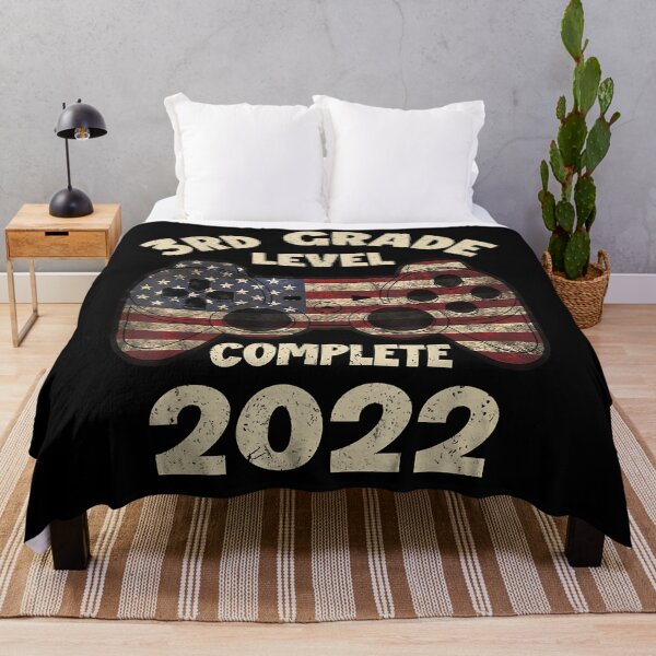 Artikelvorschau, 3. Klasse Level Complete 2022 3. Klasse Schulabschluss T-Shirt entworfen und verkauft von nuzzilrhall.