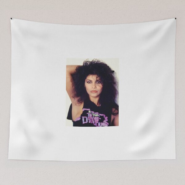 Artikelvorschau, Vanity Sängerin Schauspielerin posiert mit Berry Gordys The Last Dragon Shirt – 1985 – Retro Vintage Essentia entworfen und verkauft von BirgitKreutzer.